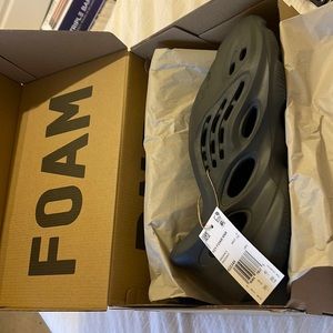 Yeezy Foam Runners Carbon Size 8 men’s